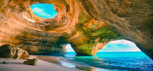Sol, playas de acantilados dorados, pequeñas islas y pueblos con encanto, son algunos de los grandes atractivos de la región del Algarve en Portugal. Un destino turístico por excelencia, al sur del país luso, y que resulta ideal para todo tipo de viajeros. El paraíso de la calma se halla mucho más cerca de lo que cabría pensar. El Algarve es uno de esos destinos perfectos para ir con una agencia de viajes personalizados. Una agencia con la que poder contratar un viaje organizado a medida y así disfrutar con total seguridad de todas las maravillas de este lugar. Además, este tipo de agencias ofrecen servicio 24/7 para urgencias en viaje y disponen de agentes de viajes especializados y cercanos para no dejar escapar ni un solo detalle. 150 kilómetros de playas y pequeñas calas Situada en el extremo sur de Portugal, la región del Algarve posee algunos de los destinos turísticos costeros más interesantes de Europa. No en vano, aquí se pueden encontrar rincones tan paradisíacos como Portimao, Albufeira, Faro o Praia da Rocha, rincones en los que se combinan el turismo de playa y ocio para cualquier viajero. El Algarve cuenta con más de 180 kilómetros de costa, una franja de mar en la que tienen cabida playas interminables y pequeñas calas. Como telón de fondo, hermosos acantilados dorados, formaciones rocosas y un espejo cristalino de aguas tranquilas para darse un chapuzón o practicar cualquier tipo de deporte acuático. A la hora de hablar de actividades exclusivas en el mar, hay que hacerlo de Nautic Ocean, una agencia que ofrece algunas de las mejores actividades náuticas para disfrutar en familia, en pareja o con amigos. Si el mar es una de las pasiones del viajero, no puede por menos que conocer esta agencia. El Algarve cuenta además con algunos de los paisajes más deslumbrantes frente al Atlántico. Por un lado, el peñón de Sagres y, por otro, el de San Vicente, los puntos más occidentales de Europa. Curiosamente, ambos lugares no están tan masificados de turistas, por lo que se pueden visitar más relajadamente, para contemplar uno de los mejores atardeceres del mundo. Los pueblos con encanto del Algarve Si bien es conocida por sus playas y sus paisajes, la región del Algarve es una de esas zonas que hay que recorrer para disfrutar de algunos de los pueblos con más encanto de Portugal. Lo ideal no es sólo perderse por los más habituales como Faro, Portimao o la Albufeira, sino adentrarse también en las pequeñas villas pesqueras del entorno. Una buena recomendación es acudir a Mr. Autocaravana Madrid y alquilar una autocaravana. Un vehículo que ofrece múltiples ventajas para viajar, sobre todo si se va en familia o con amigos, y que puede suponer un importante ahorro. Además, el viaje desde en autocaravana desde Madrid hasta el Algarve vale mucho la pena, por ser una zona que está muy bien acondicionada para este tipo de vehículos, ya que se puede pernoctar en la mayoría de sus campings. Una autocaravana es la mejor opción para adentrarse por pequeños lugares como Alcoutim, Tavira, Olhao, Loulé, Monchique o Alzejur, todos ellos están considerados entre los pueblos más bonitos de esta región. Villas en las que aún se respira un ambiente tradicional y pesquero para disfrutar de los encantos de la zona. De entre todos ellos, Tavira es conocido como la joya ribereña del sur de Portugal. A orillas del río Gilao y rodeado por el Parque Natural de Ria Formosa, es uno de los escenarios más emblemáticos del Algarve. Un pueblo de casas encaladas y sinuosas callejuelas en las que perderse. Y para disfrutar aún más de la escapada, hay que llevar consigo un buen seguro de viaje. Intermundial es la compañía especializada que ofrece mayores garantías al respecto. Además, cuenta también con seguros deportivos, seguros de estudios o seguros de ejecutivos entre otros. El Algarve es uno de esos espacios naturales que hay que conocer, un lugar perfecto incluso para una pequeña escapada de fin de semana y que se puede visitar en cualquier época del año. La temporada de mayor afluencia se lleva a cabo durante los meses de verano, por lo que cada vez, son más los turistas que aprovechan otros momentos para acercarse hasta aquí. Un pequeño paraíso de playas, paisajes y pueblos con encanto en los que perderse en familia, con amigos o en pareja.