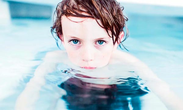 ojos enrojecen en la piscina