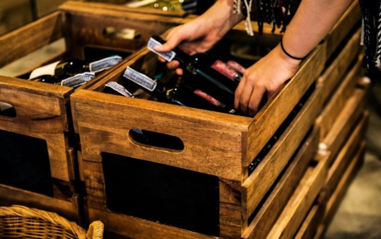 Regalar vino en caja de madera