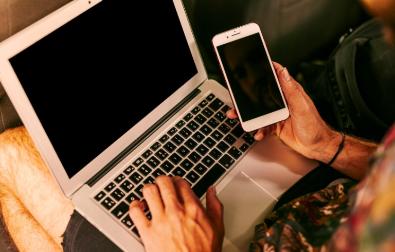 celular y laptop