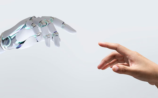 Durante años, elegir estudios o redefinir una carrera dependía de intuiciones, opiniones cercanas y una lectura bastante limitada del mercado laboral. Ese esquema todavía pesa, pero ya no basta. La velocidad con la que cambian los empleos, las competencias y las oportunidades ha hecho que muchas decisiones relevantes se tomen con información incompleta o directamente desactualizada. Hoy no resulta sencillo anticipar qué formación puede abrir más puertas dentro de tres o cinco años. Tampoco es fácil detectar qué capacidades conviene reforzar para no quedar fuera de procesos de selección cada vez más exigentes. Por esa razón, la inteligencia artificial ha empezado a ocupar un lugar decisivo en la orientación laboral, al aportar criterios más precisos para valorar trayectorias, carencias y posibilidades reales de crecimiento. El problema de decidir qué estudiar en un mercado laboral cambiante La idea de estudiar una vez y aplicar esos conocimientos durante décadas ha perdido fuerza. Muchas profesiones se han transformado y otras han surgido a partir de necesidades que hace poco ni siquiera figuraban en los planes formativos. Decidir qué estudiar ya no consiste solo en seguir una vocación, sino en entender cómo se mueve el empleo y qué pide cada sector. Ese desajuste genera dudas frecuentes. Una persona puede sentir interés por un ámbito concreto y, al mismo tiempo, desconocer si sus competencias encajan con la demanda real de las empresas. También puede elegir un itinerario atractivo sobre el papel y descubrir después que el mercado exige otras habilidades. Por ello, los diagnósticos de situación ganan peso cuando se apoyan en diagnósticos de empleabilidad basados en datos. La diferencia frente a los métodos tradicionales es clara. Antes predominaban orientaciones más genéricas, construidas a partir de entrevistas, test estandarizados o recomendaciones amplias. Ahora, la lectura del recorrido académico y profesional puede vincularse con patrones más concretos del mercado, lo que permite detectar con mayor claridad qué decisiones tienen más sentido y cuáles conviene revisar. La inteligencia artificial aplicada al desarrollo profesional La inteligencia artificial ha entrado en el desarrollo profesional con una propuesta muy concreta: convertir grandes volúmenes de información en criterios útiles para decidir. No sustituye la reflexión personal ni el acompañamiento experto, pero sí introduce una capa de análisis que mejora la calidad de las recomendaciones. La orientación deja de apoyarse solo en impresiones y pasa a trabajar con señales más medibles. Uno de los avances más relevantes se encuentra en la capacidad de examinar trayectorias, competencias y experiencias con un nivel de detalle difícil de alcanzar de forma manual. Gracias a ese enfoque, el análisis del perfil profesional mediante inteligencia artificial ayuda a identificar fortalezas, lagunas y opciones de mejora que pueden pasar desapercibidas en una revisión tradicional del currículum. Ese tipo de lectura tiene una utilidad evidente para quienes necesitan reorientarse, actualizarse o competir mejor en procesos de selección. No se trata solo de saber qué se ha hecho, sino de interpretar cómo se traduce esa experiencia en valor profesional. La IA permite observar conexiones entre formación, experiencia y empleabilidad con una profundidad que cambia la manera de preparar los siguientes pasos. Además, este enfoque ofrece una ventaja importante en momentos de incertidumbre laboral. Cuando una persona duda entre especializarse, reciclarse o cambiar de sector, disponer de un análisis estructurado permite reducir el margen de error. La carrera profesional deja de planificarse a ciegas y empieza a construirse con referencias más sólidas, alineadas con la evolución de las empresas y sus necesidades reales. Del buscador de cursos al asesoramiento basado en datos Durante bastante tiempo, la búsqueda de formación funcionó como un proceso simple: se localizaban cursos, se comparaban temarios y se elegía la opción que parecía más atractiva. Ese modelo sigue existiendo, pero ha perdido eficacia frente a un mercado que exige decisiones mucho más afinadas. No basta con encontrar formación; hace falta saber si esa formación mejora de verdad la posición profesional. Ahí aparece una transformación de fondo. Las plataformas y herramientas más avanzadas ya no se limitan a mostrar opciones educativas, sino que cruzan información sobre competencias, objetivos laborales y recorrido previo. De esa forma, la orientación profesional basada en datos ofrece un acompañamiento mucho más cercano a la realidad del usuario y a la lógica del mercado. La diferencia es importante porque cambia la pregunta inicial. En lugar de plantear “qué curso interesa más”, el foco pasa a “qué aprendizaje puede tener mayor impacto en la empleabilidad”. Ese giro mejora la calidad de la decisión y evita elecciones impulsivas o demasiado influenciadas por modas pasajeras. También ayuda a priorizar mejor el tiempo y la inversión en formación. Otro aspecto decisivo es la personalización. Dos personas con objetivos similares pueden necesitar caminos muy distintos según su experiencia, sus competencias previas o el sector al que quieren acceder. El asesoramiento apoyado en datos permite ajustar cada recomendación, algo especialmente valioso cuando el margen para equivocarse es pequeño o cuando se afronta una transición profesional delicada. Un cambio de paradigma en la toma de decisiones profesionales La incorporación de inteligencia artificial a la orientación no supone únicamente una mejora técnica. Supone, sobre todo, una nueva forma de entender las decisiones de carrera. Elegir deja de ser un acto guiado casi por completo por preferencias subjetivas y pasa a integrar evidencias más útiles. La intuición no desaparece, pero pierde el monopolio en la toma de decisiones. Ese cambio afecta tanto a estudiantes como a profesionales con experiencia. Quien empieza necesita conocer mejor qué itinerarios tienen proyección y qué competencias conviene construir desde el inicio. Quien ya trabaja necesita detectar qué perfiles crecen, qué funciones cambian y qué habilidades empiezan a quedarse atrás. La IA permite leer esa evolución con mayor claridad y reaccionar antes. También modifica el papel de la orientación profesional en sí misma. Ya no se limita a resolver dudas puntuales sobre estudios o salidas laborales. Pasa a convertirse en una herramienta estratégica para diseñar trayectorias más consistentes, revisar puntos débiles y detectar oportunidades. La carrera profesional se gestiona de manera más activa, con revisiones periódicas y decisiones mejor fundamentadas. Ese nuevo paradigma encaja, además, con una realidad laboral menos lineal. Hoy resulta habitual pasar por varios sectores, combinar funciones distintas o necesitar una actualización constante. Ante ese escenario, la capacidad de interpretar datos sobre el propio perfil y sobre el mercado se vuelve tan valiosa como la formación técnica. La orientación gana profundidad porque se integra con el cambio continuo. El futuro de la orientación profesional Todo apunta a que la orientación profesional seguirá avanzando hacia modelos más precisos, personalizados y dinámicos. La clave no estará solo en recomendar estudios o empleos, sino en anticipar necesidades de adaptación antes de que aparezcan problemas de empleabilidad. La prevención empieza a ocupar el lugar que antes tenía la reacción tardía, y eso cambia por completo la relación con la carrera profesional. A medida que el mercado laboral siga mutando, aumentará el valor de las herramientas capaces de traducir información compleja en decisiones prácticas. No bastará con conocer tendencias generales; hará falta saber cómo afectan esas tendencias a cada perfil concreto. Ese es el terreno donde la inteligencia artificial marca una diferencia real, porque convierte datos dispersos en orientación útil y accionable. Las empresas y los profesionales de la formación también encontrarán ahí una oportunidad relevante. Entender mejor las brechas de competencias, los itinerarios con mayor proyección y los puntos críticos de cada perfil permitirá diseñar respuestas más ajustadas. La orientación del futuro será menos genérica y mucho más estratégica, con recomendaciones conectadas de forma directa con las necesidades reales del empleo. Lo decisivo es que esta transformación ya no pertenece al terreno de la promesa. La inteligencia artificial ha empezado a modificar cómo se analizan los perfiles, cómo se elige formación y cómo se planifican trayectorias laborales. La decisión profesional gana rigor cuando se apoya en datos, lectura especializada y herramientas capaces de ordenar mejor la incertidumbre.